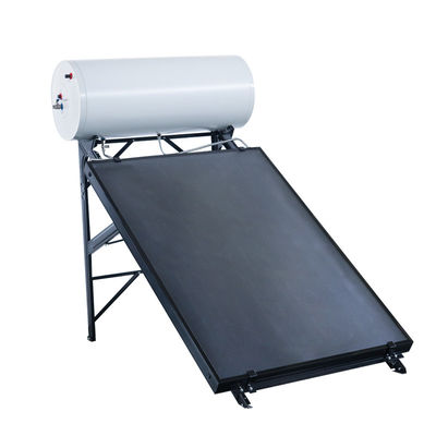 Caldaia acqua solare a pressione compatta da 135 litri installata sul tetto tipo collettore solare piatto